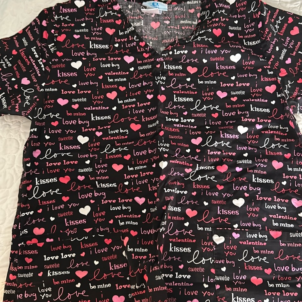 Scrub top black love and kisses with hearts print